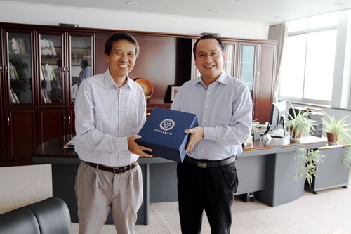 Professor Wei-Heng Shih (left) with the President of Shanghai Second Polytechnic University