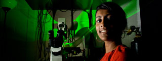 Student Tina Matthew in the Cell Imaging Center