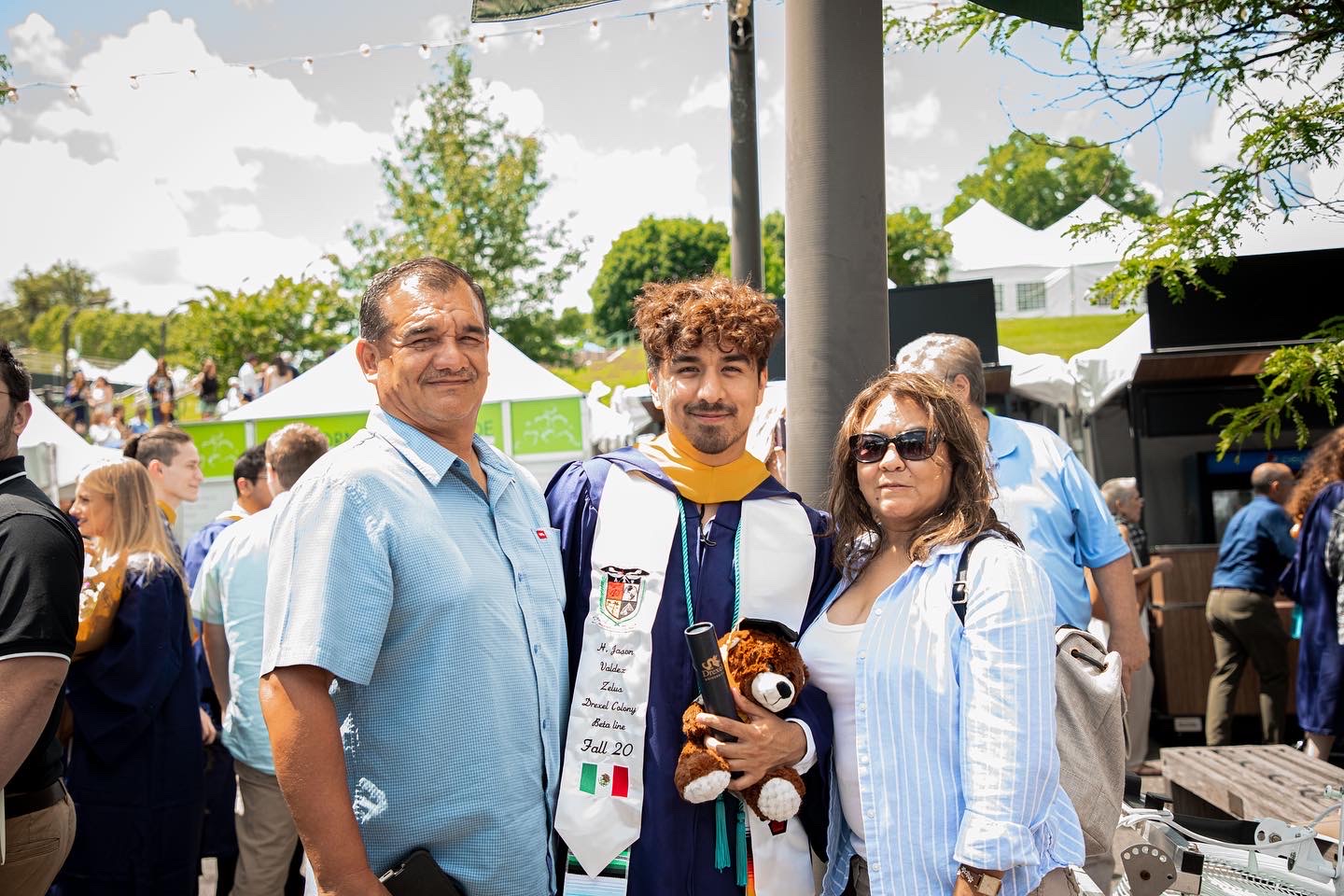 Master of Art Therapy and Counseling student Jason Valdez '20 standing with his parents at graduation.