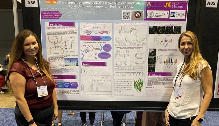 Jennifer Green and Andreia Mortensen with their poster at the 2019 Society for Neuroscience meeting