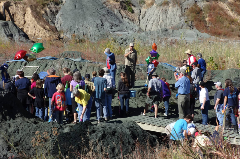 Kenneth Lacovara, PhD (center) speaks with a crowd of community members in attendance at the Mantua Township Community Fossil Dig Day.