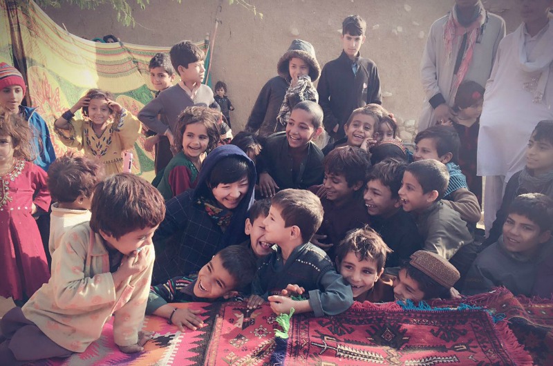 During her five-day trip to Pakistan, Mao Lili met with students at a refugee camp.