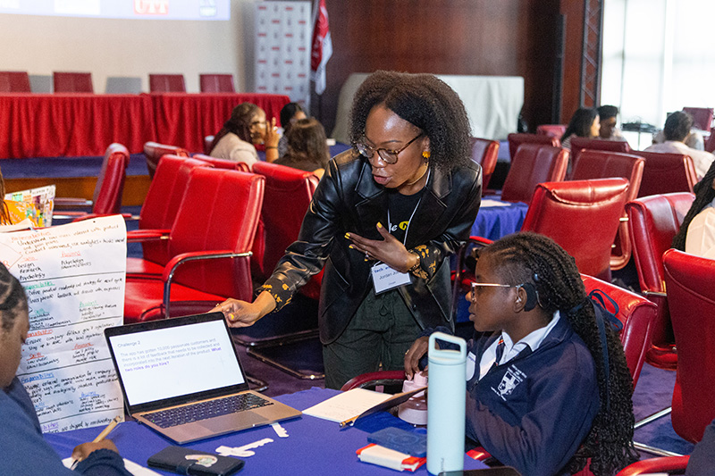 Jordan Jobs McCleary '16 working with others during her time with the Tech2Empower Caribbean program.