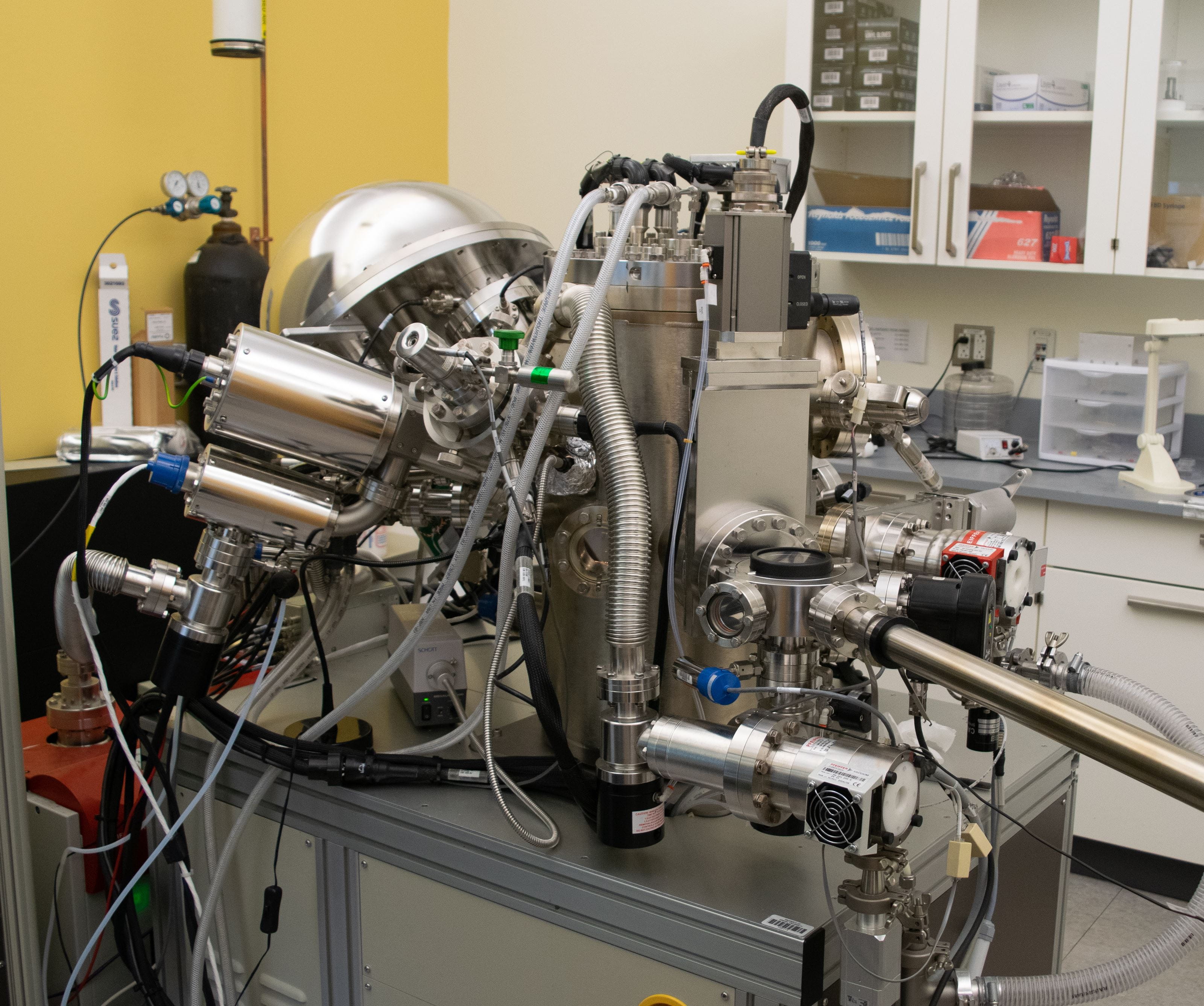 Physical Electronics VersaProbe 5000 X-ray photoelectron spectrometer (XPS)