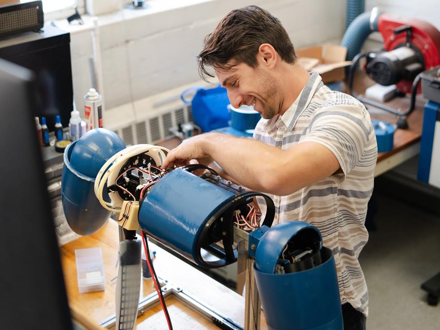 A Drexel School of Engineering student