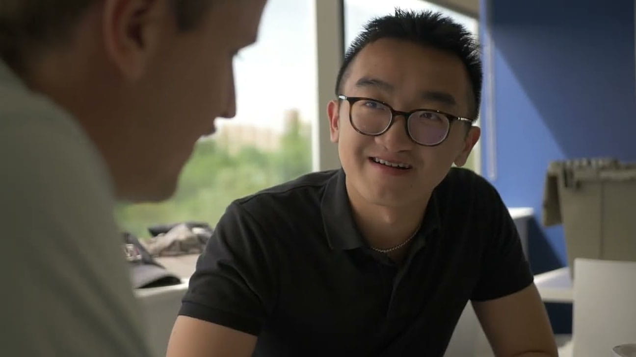 Video clip thumbnail)