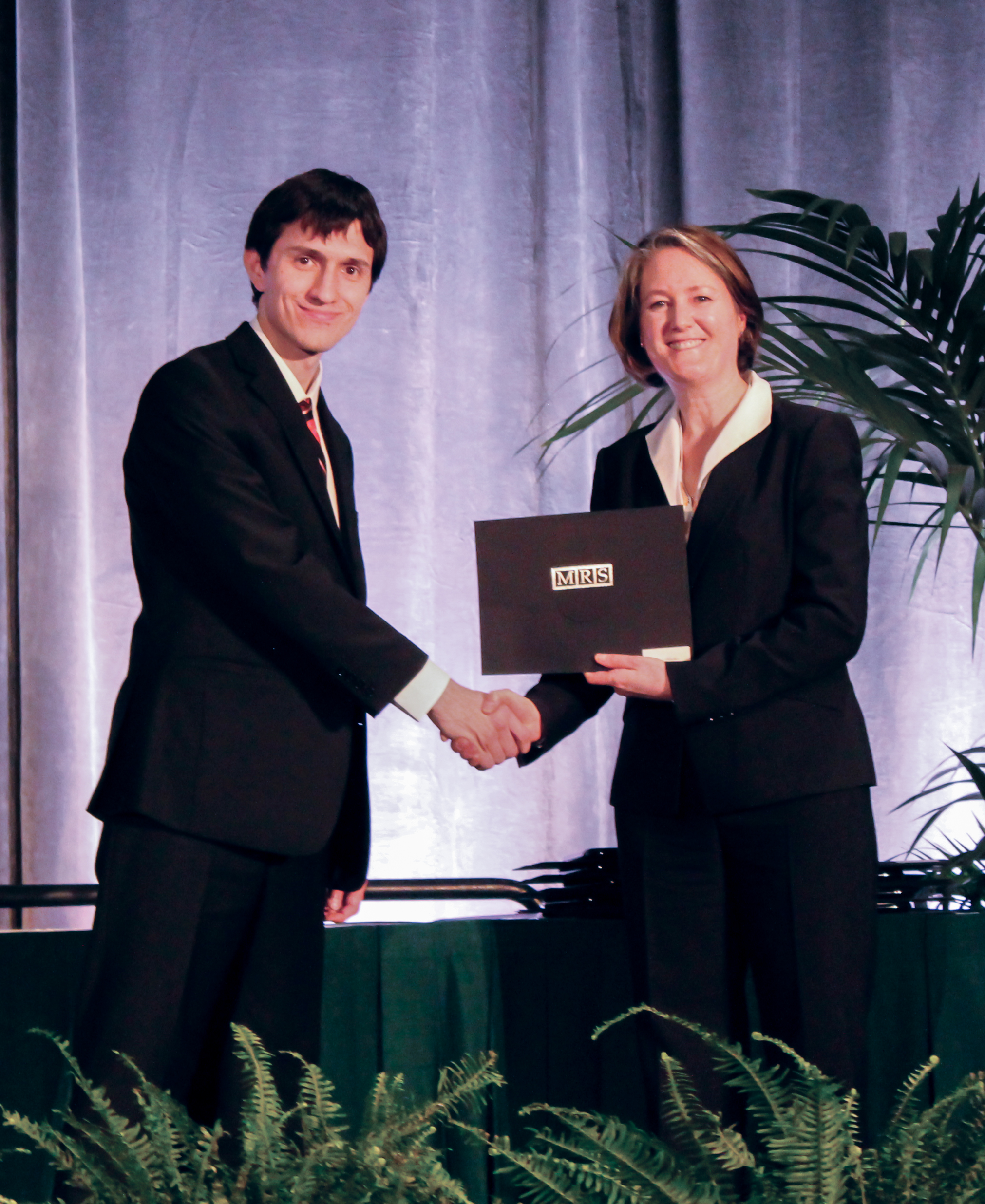 Andrew Akbashev receives the MRS Silver Award