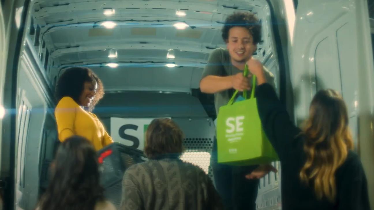 Evan Ehlers and the Sharing Excess volunteers)