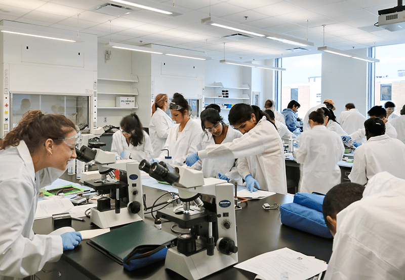 Students participate in a science lab course in Drexel's Papadakis Integrated Sciences Building