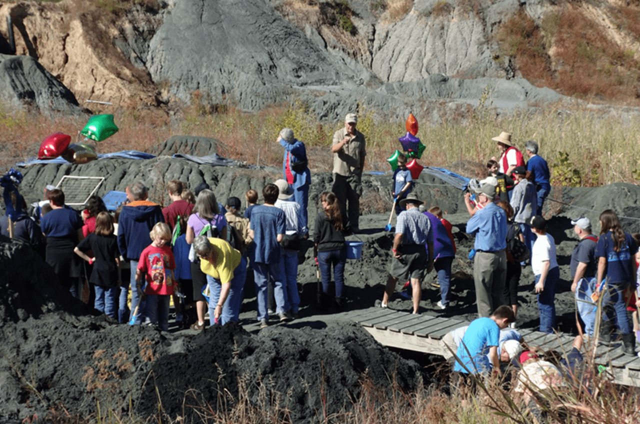 Kenneth Lacovara, PhD (center) speaks with a crowd of community members in attendance at the Mantua Township Community Fossil Dig Day.