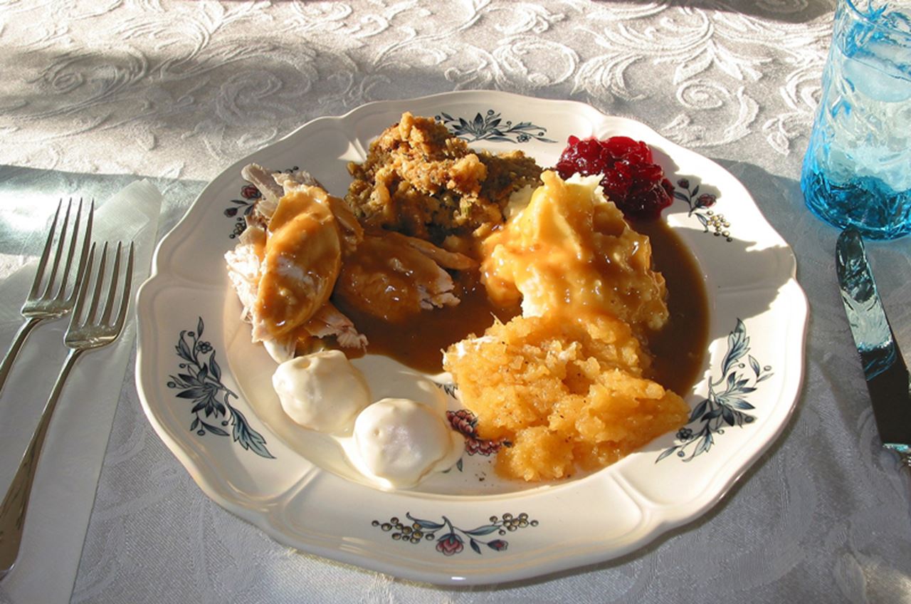 A plate of traditional Thanksgiving food.
