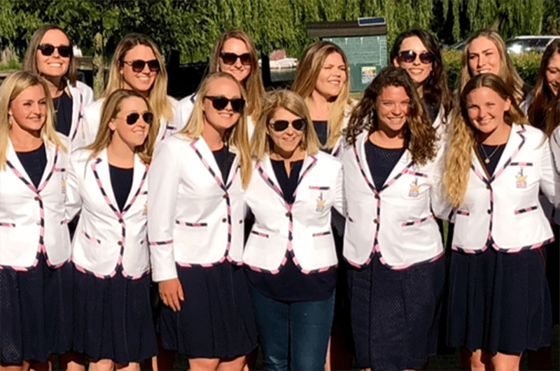 The women’s crew team in Henley-on-Thames together with Cara Fry (middle).