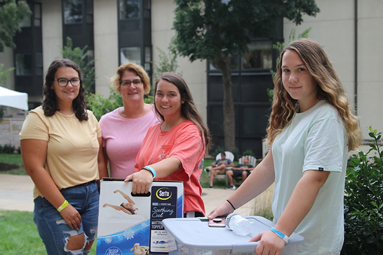 New Dragons and Dragon parents during Move-in weekend 2018 at Drexel University.