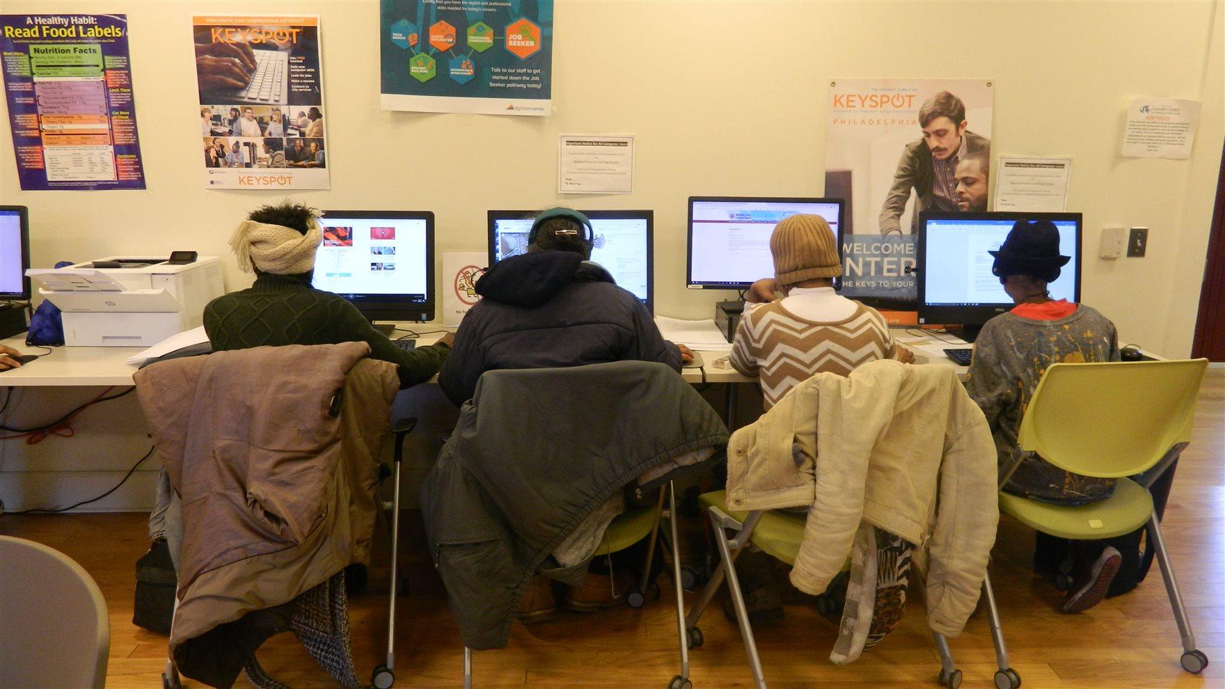 Community members using the computers in Drexel's Beachell Family Learning Center. Photo courtesy Amy Wen.