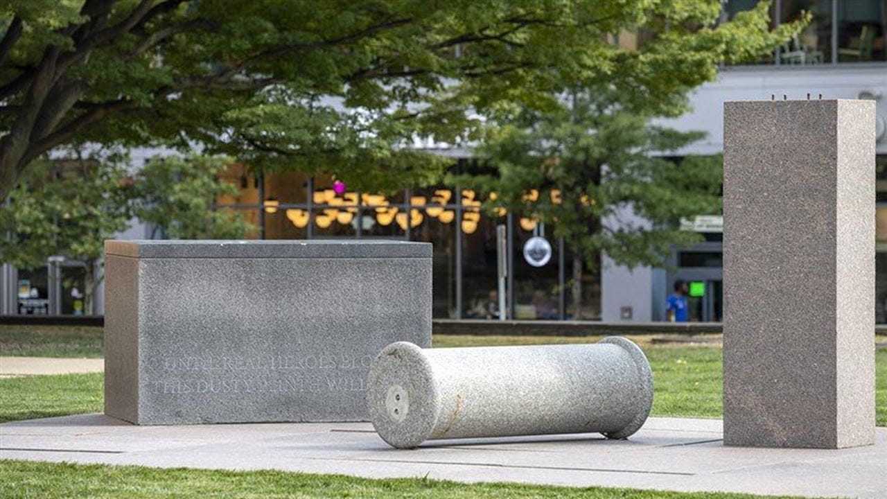 Theaster Gates, Monument in Waiting, at Drexel University, 2022. Photo: Timothy Schenck.  © Theaster Gates Studio.