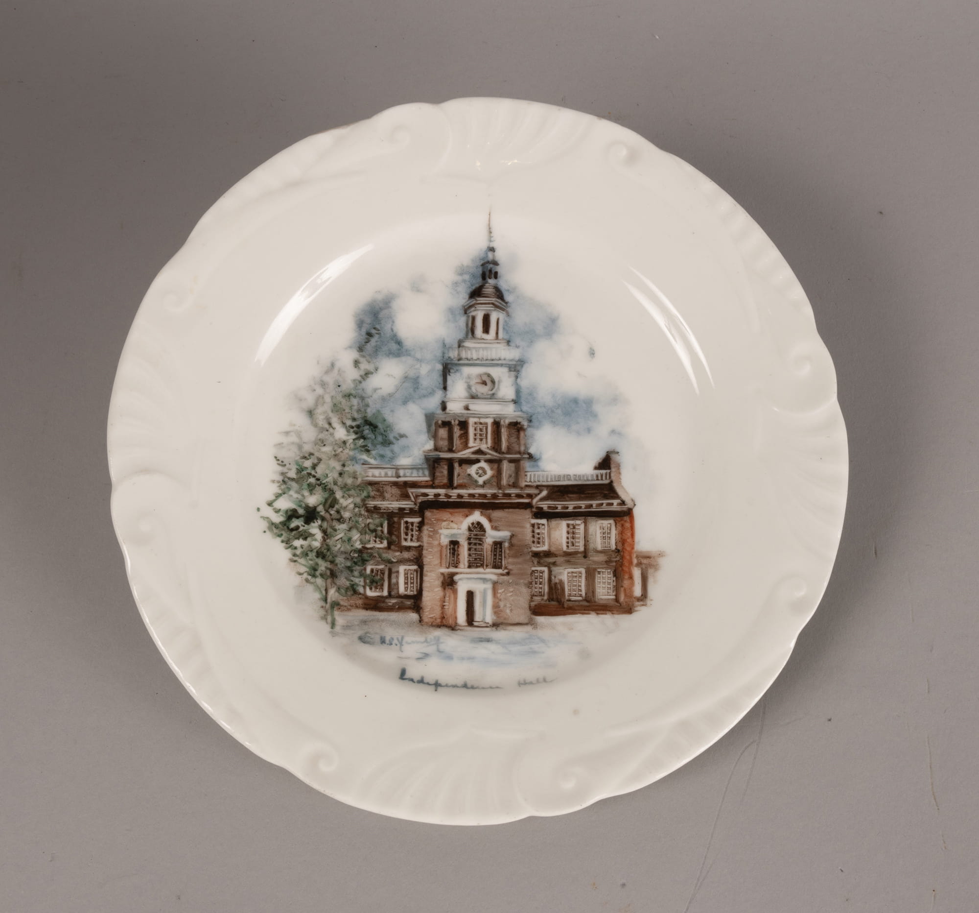 Commemorative plate with hand-painted scene of Independence Hall.