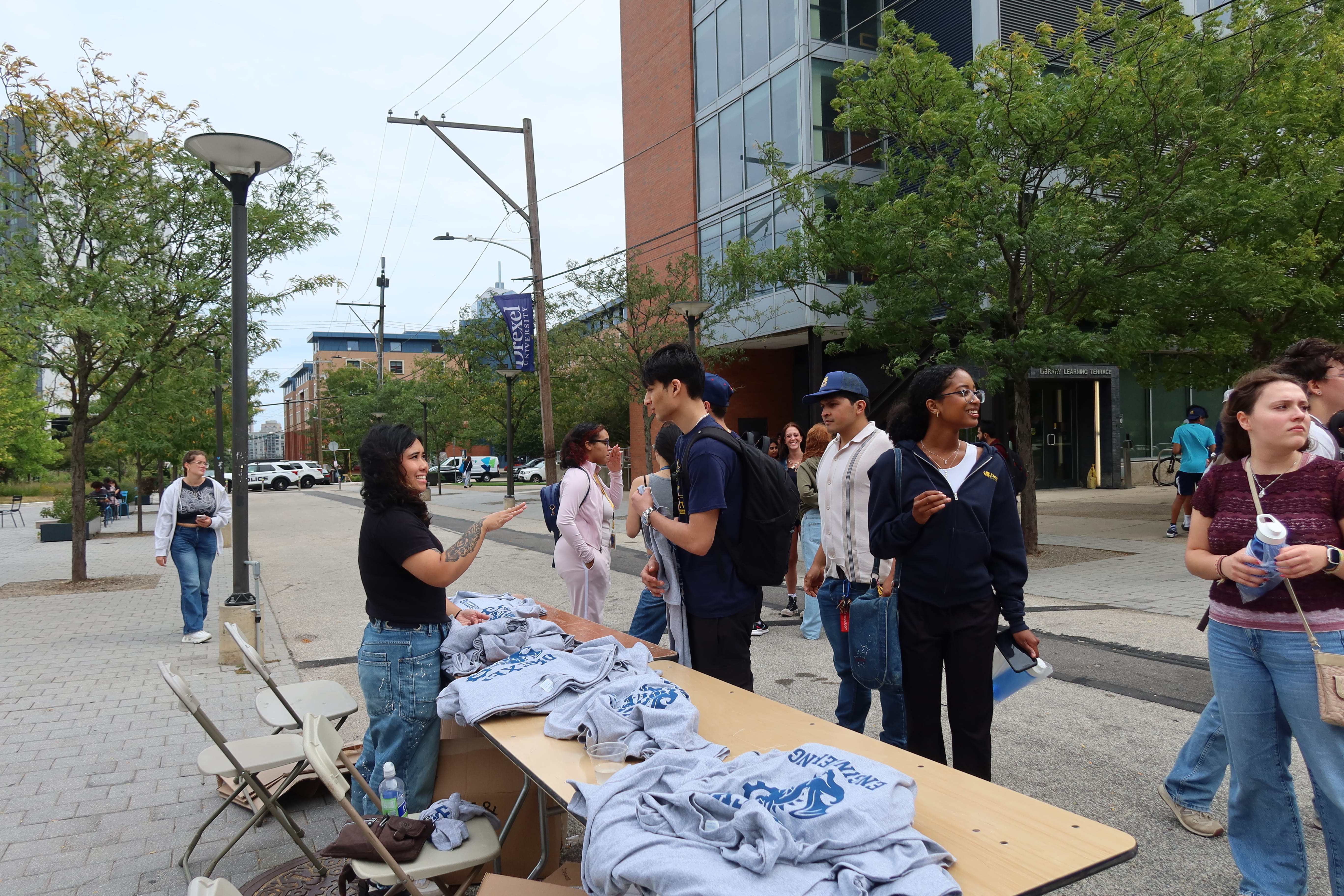 Students pick up CoE shirts