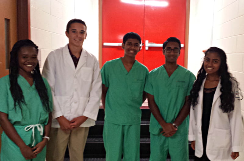 Photo of high school students at Mini-Med Discovery Days