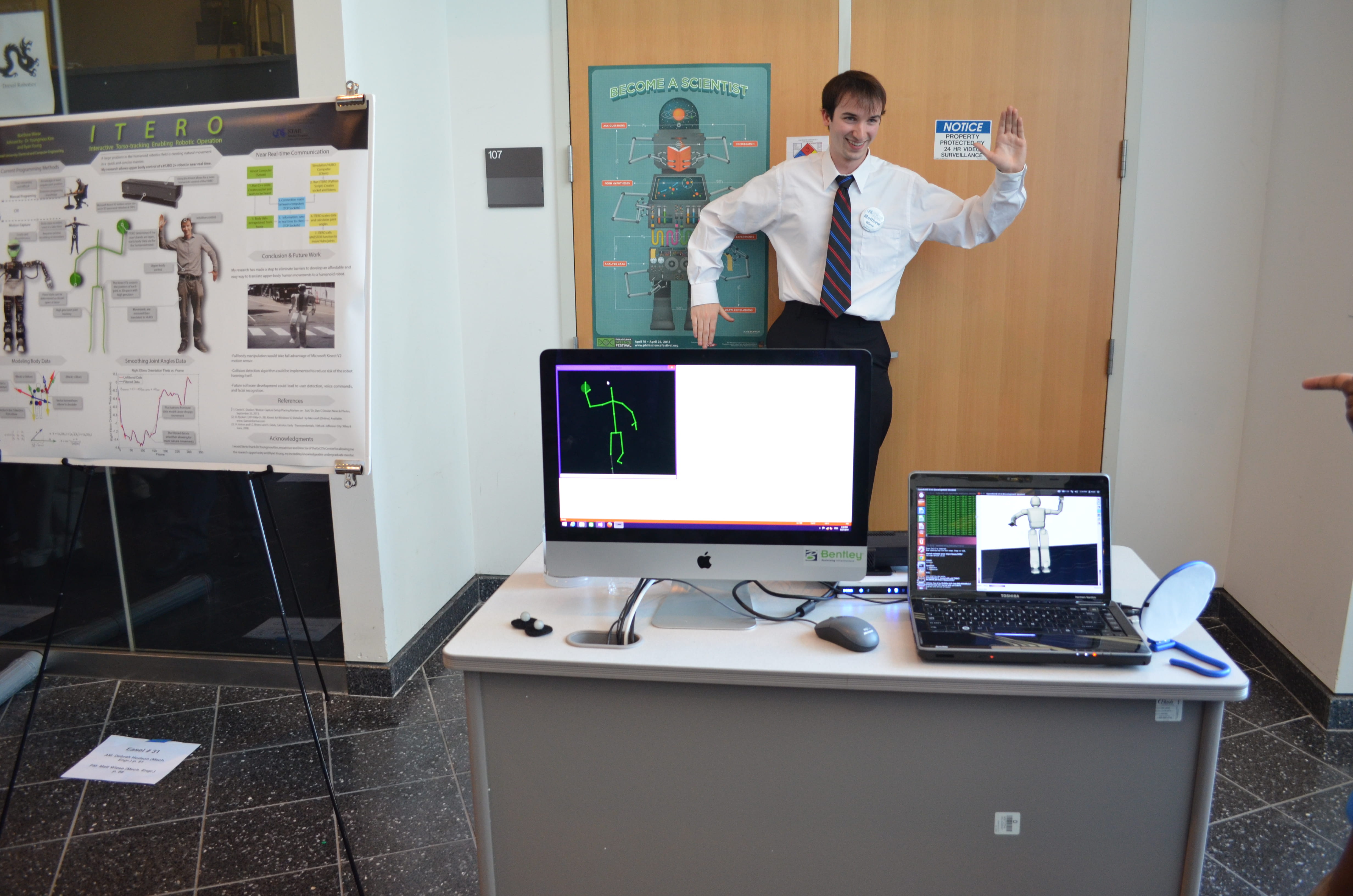 A 2014 STAR Scholar demonstrates his research.
