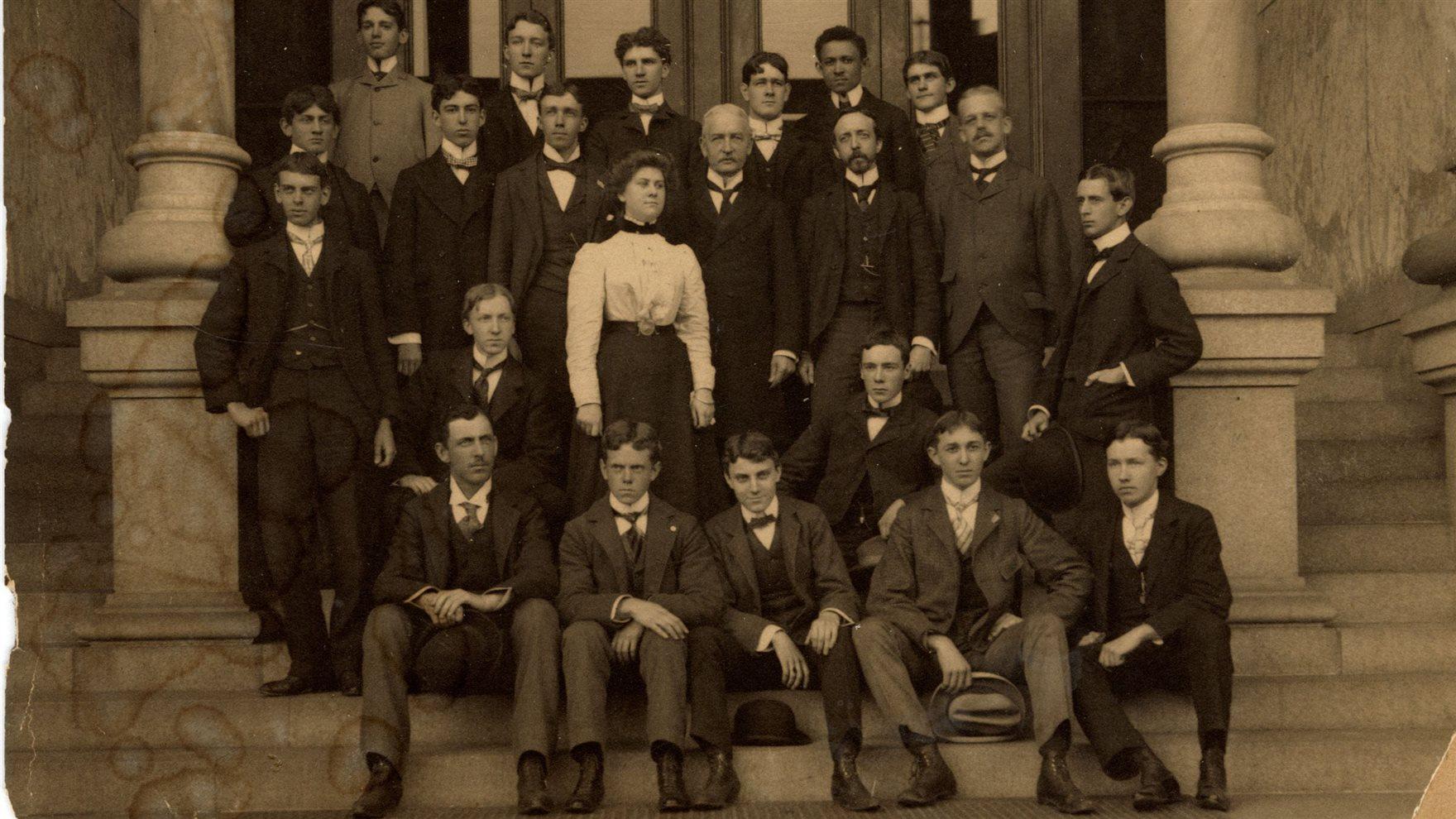 Drexel's 1900 class of architectural students, including William Sidney Pittman (back row, second from right). Photo courtesy University Archives. 