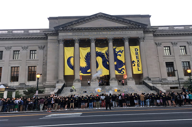 Freshmen at Drexel University's 2017 Welcome Week kick-off event at the Franklin Institute.