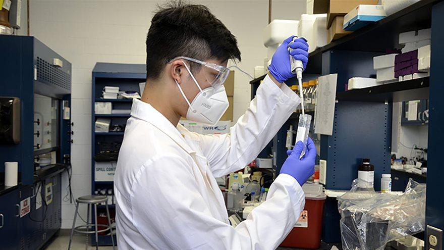 Nhat Nguyen working in the Nanobiomaterials and Cell Engineering Laboratory at Drexel University.
