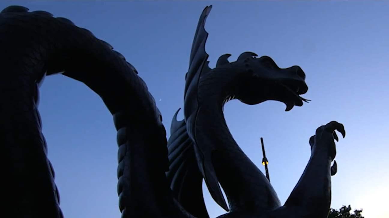 Dragon statue at dusk)