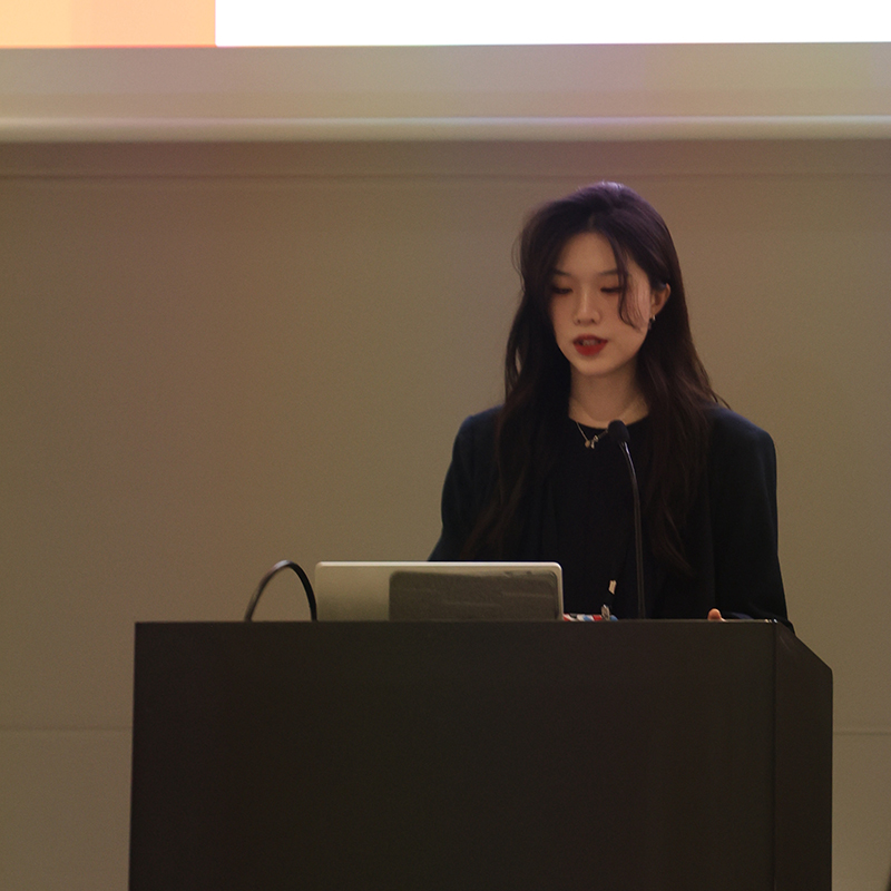 Tzu-Yu (Chloe) Weng presenting at CHI 2026.