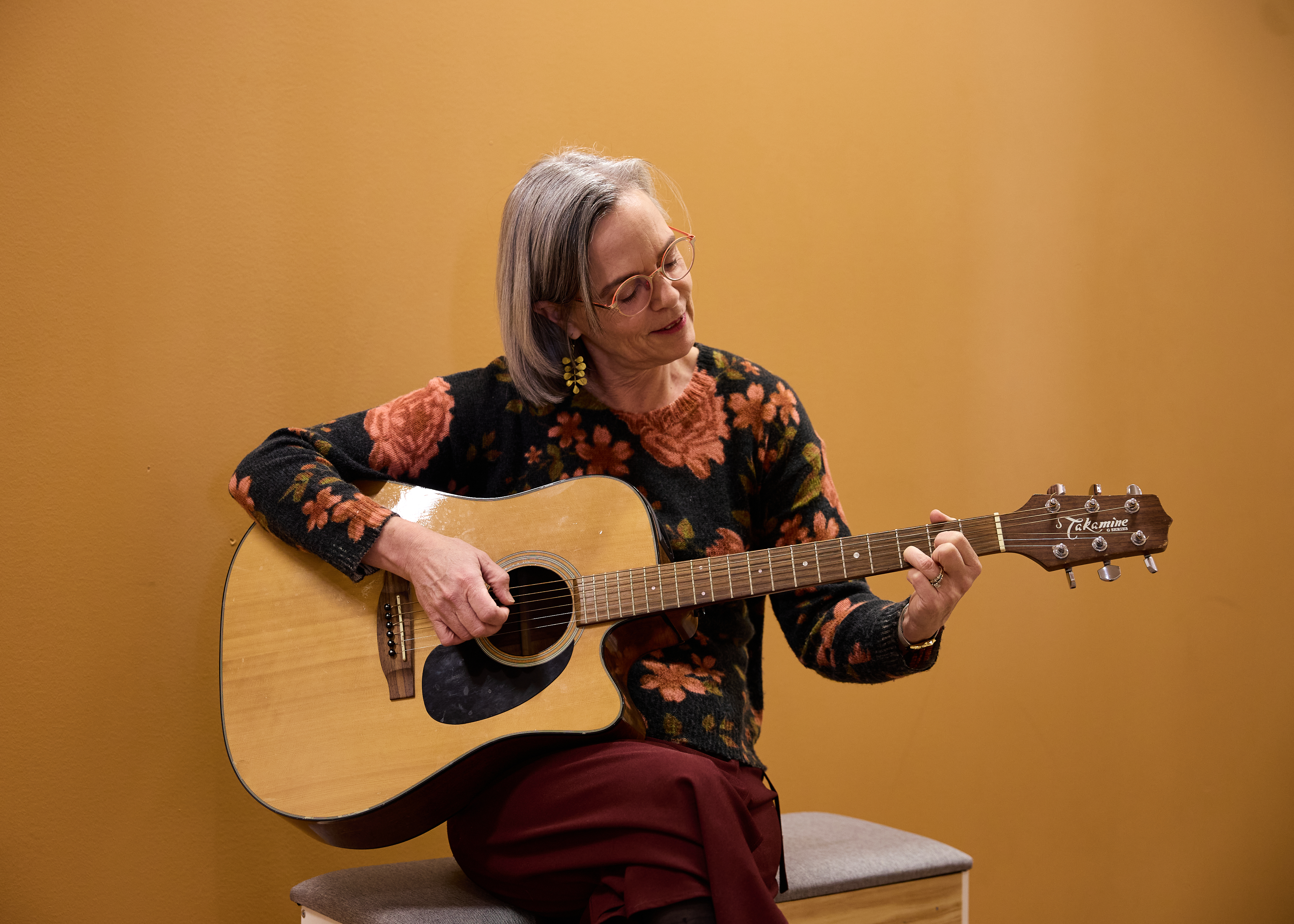 Yoke Bradt, PhD playing guitar 