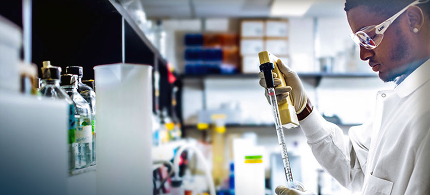 Academically qualified chemistry majors can earn a bachelor's and master’s degree—graduating sooner than they would in traditional programs.