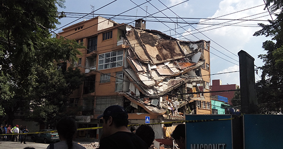 A collapsed home in Mexico City. Photo by AntoFran. 