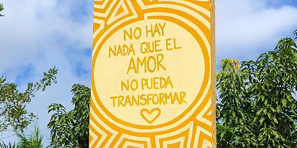 Gateway post to education center at Plenitud PR: "No hay nada que el amor no pueda transformar / There is nothing that love cannot transform"