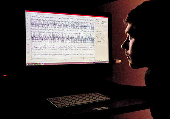 Applied Cognitive and Brain Sciences researcher examines brain waves