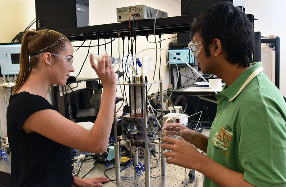 Students working in thermofluidics lab.