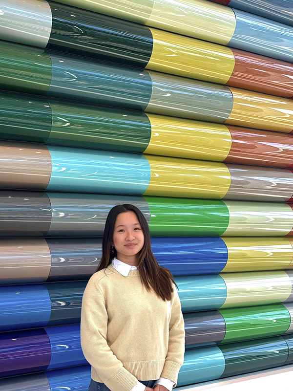 Le stands against a colorful wall