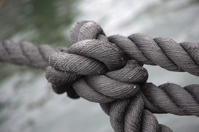 picture of a heavy rope tied in a knot