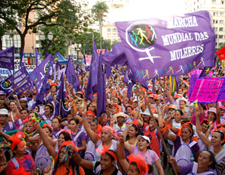 Picture of women with a Bolsa Familia card 