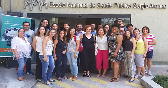 Photo of Dr. Sharrelle Barber with her class outside of Fiocurz. 