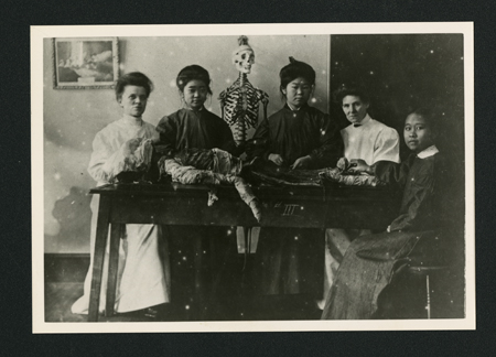 Elizabeth Cisney Smith dissecting a cadaver with her class (The Legacy Center Archives and Special Collections)