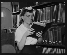 First year student in the library at 3200 Henry Ave., 1942-1943. (The Legacy Center Archives and Special Collections)