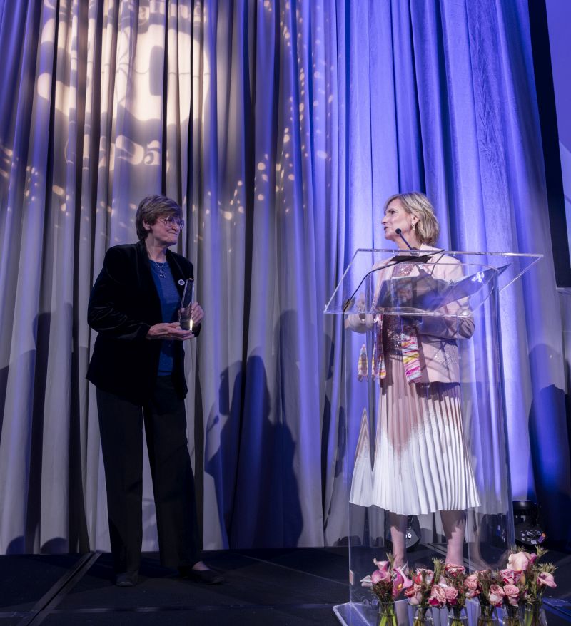 Katalin Karikó receiving the Pinnacle Award from Nancy Spector