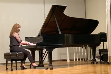Lorela Ciraku playing Beethoven Piano Sonata No. 17 at the DUCOM Classical Winter Recital in 2021.