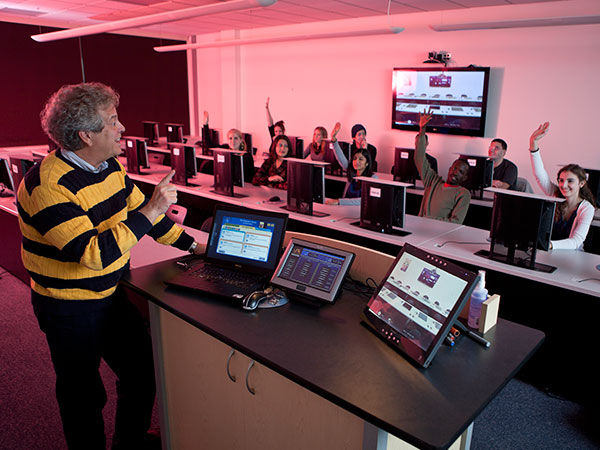 Gullo Dominic teaching in a computer lab