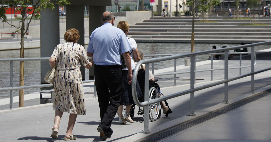 Senior couple walking in Lyon